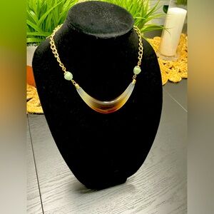 NEW. Never worn. Elegant Gold and Green Necklace